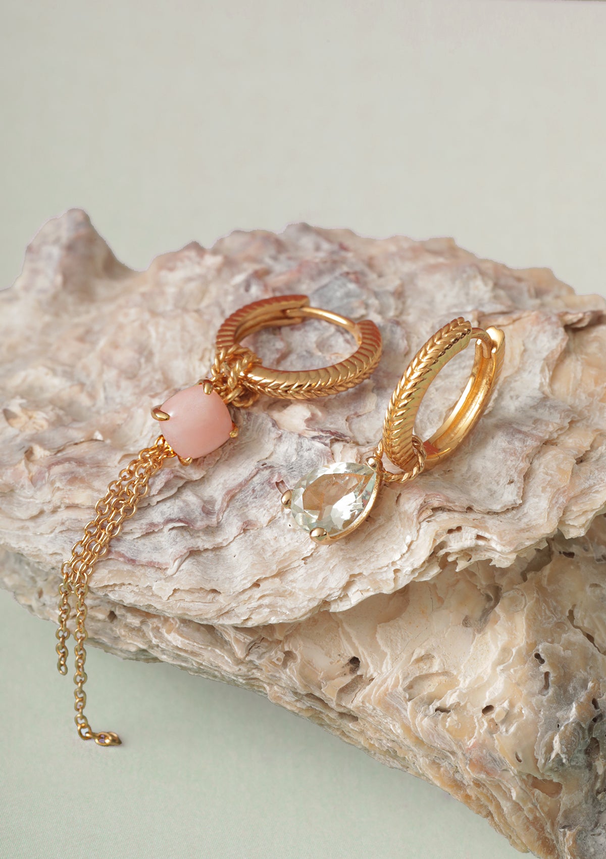 To forgyldte creol hoops fra Carré med charms. Charm i pink opal, der er oktobers fødselssten, og charm med lang kæde og et charm med prasiolit ædelsten