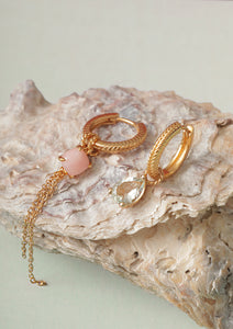 To forgyldte creol hoops fra Carré med charms. Charm i pink opal, der er oktobers fødselssten, og charm med lang kæde og et charm med prasiolit ædelsten