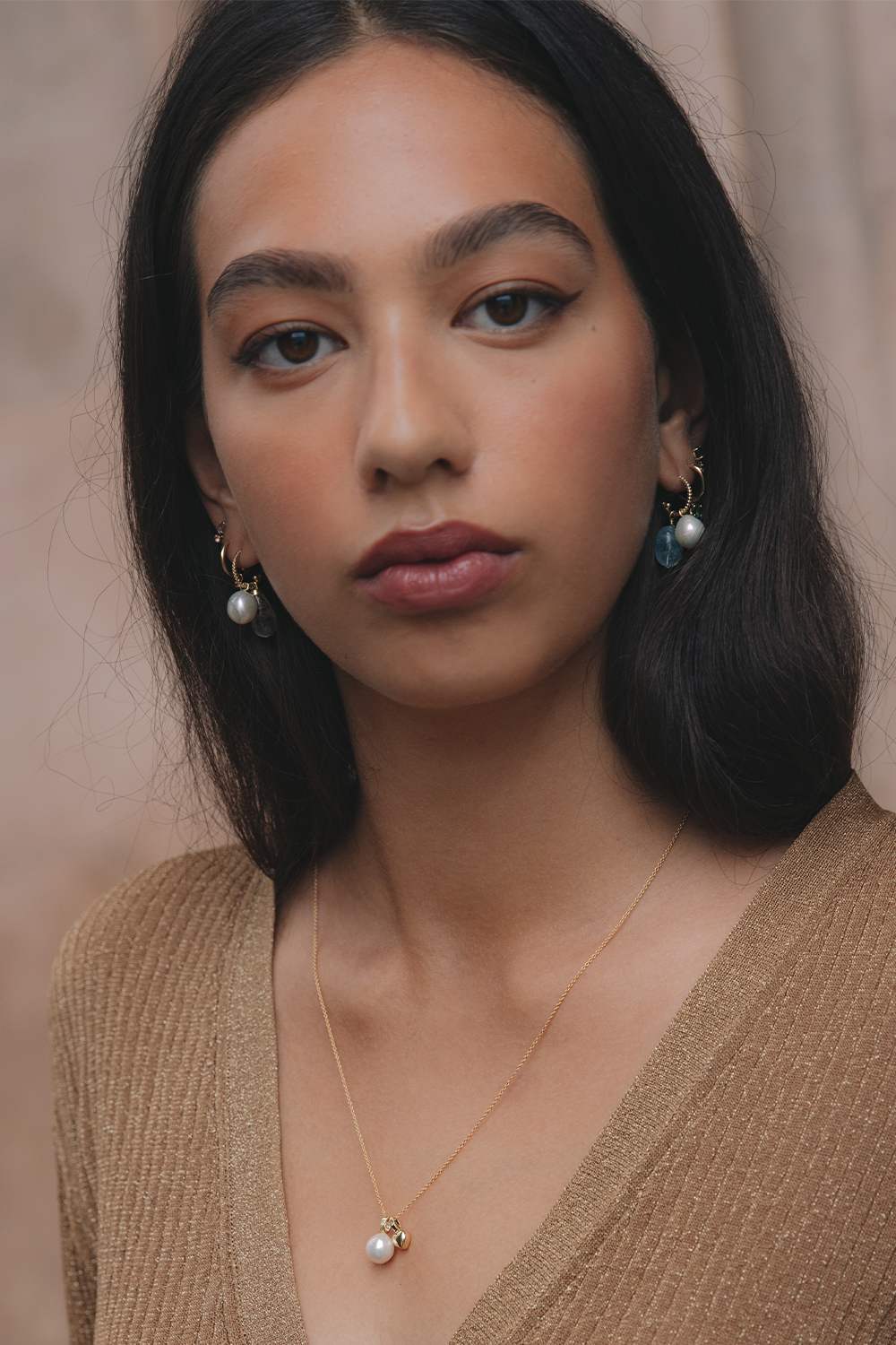 Ung kvinde med perlesmykker fra carré jewellery