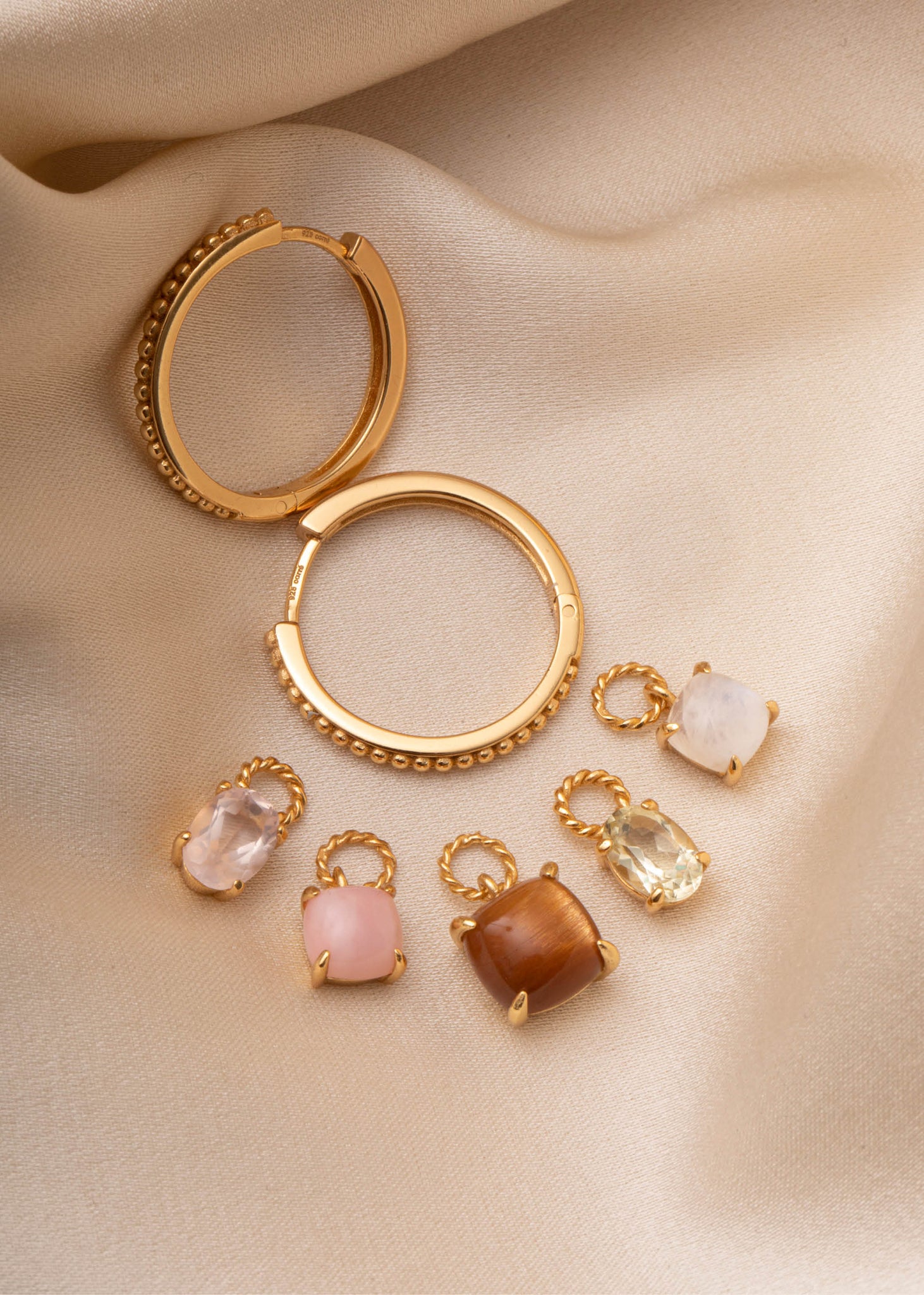 GIF med hoops og charms fra Carré med ægte ædelsten