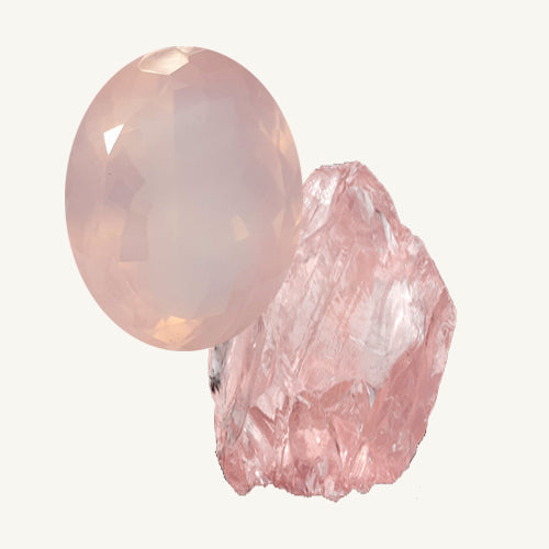 En facetslebet rosa kvarts og en rå rosa kvarts ædelsten på beige baggrund