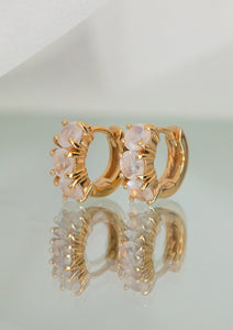 Små forgyldte hoops i creol stil fra Carré. Sat med Juni måneds fødselssten Månesten. Shop Månesten smykker hos Carré