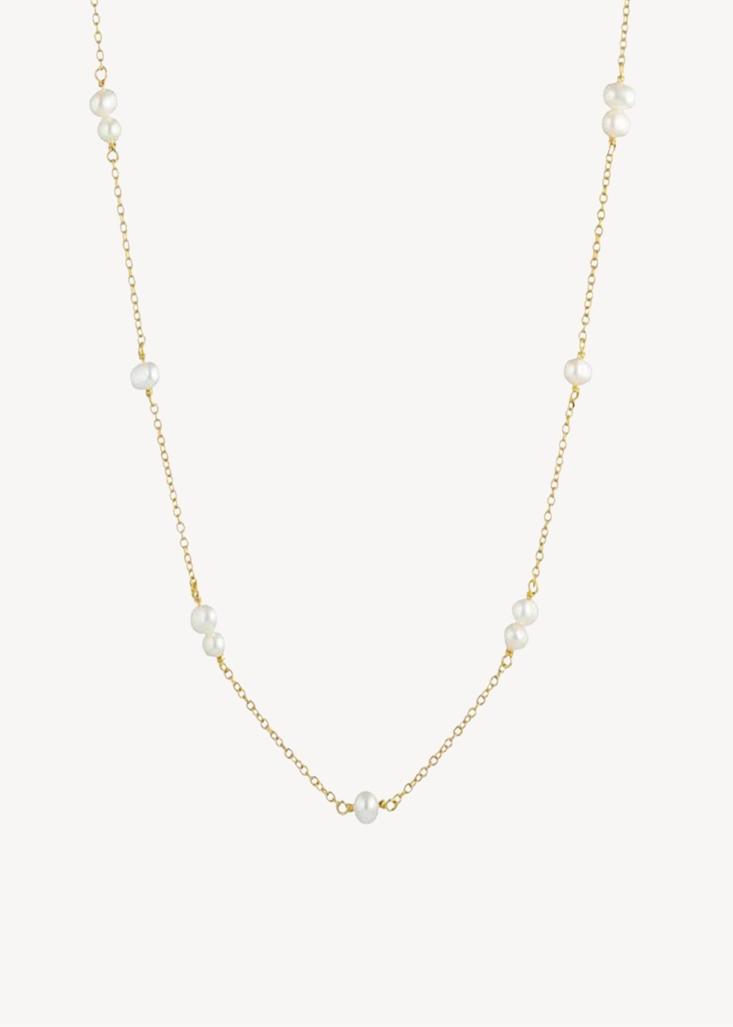 Elegant og klassisk perlehalskæde i guldbelagt sterling sølv i choker stil med hvide ferskvandsperler til konfirmationen og til bryllupssmykker i guld