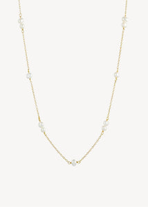 Elegant og klassisk perlehalskæde i guldbelagt sterling sølv i choker stil med hvide ferskvandsperler til konfirmationen og til bryllupssmykker i guld