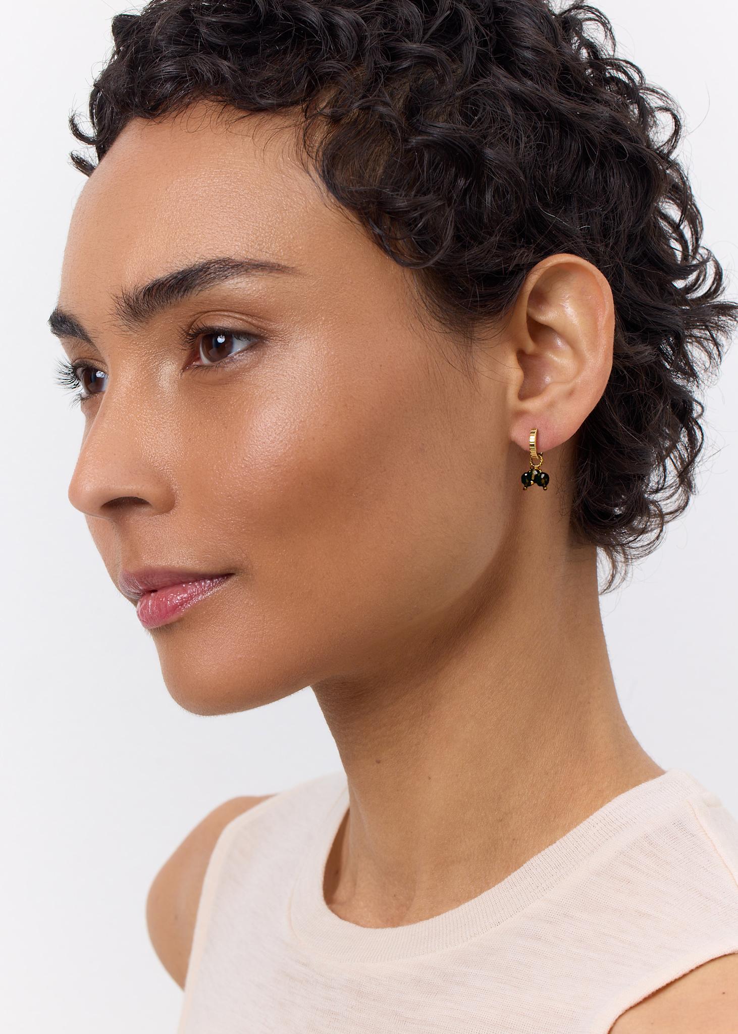 Kvinde med hoop øreringe med brune røg kvarts charms i guld fra carré jewellery, perfekt gave til hende 