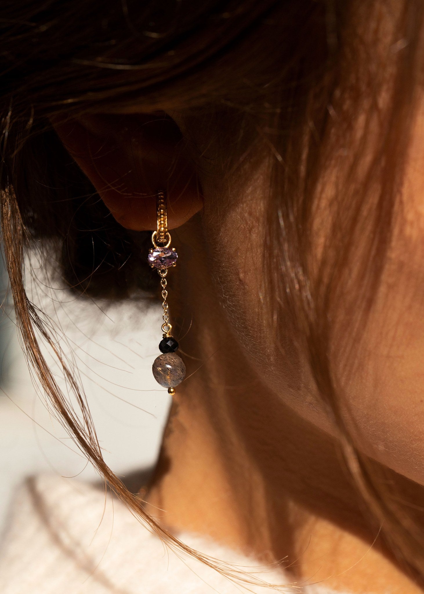 Lange hængeøreringe i guldbelagt sterling sølv fra carré jewellery med ægte ædelsten og kæder