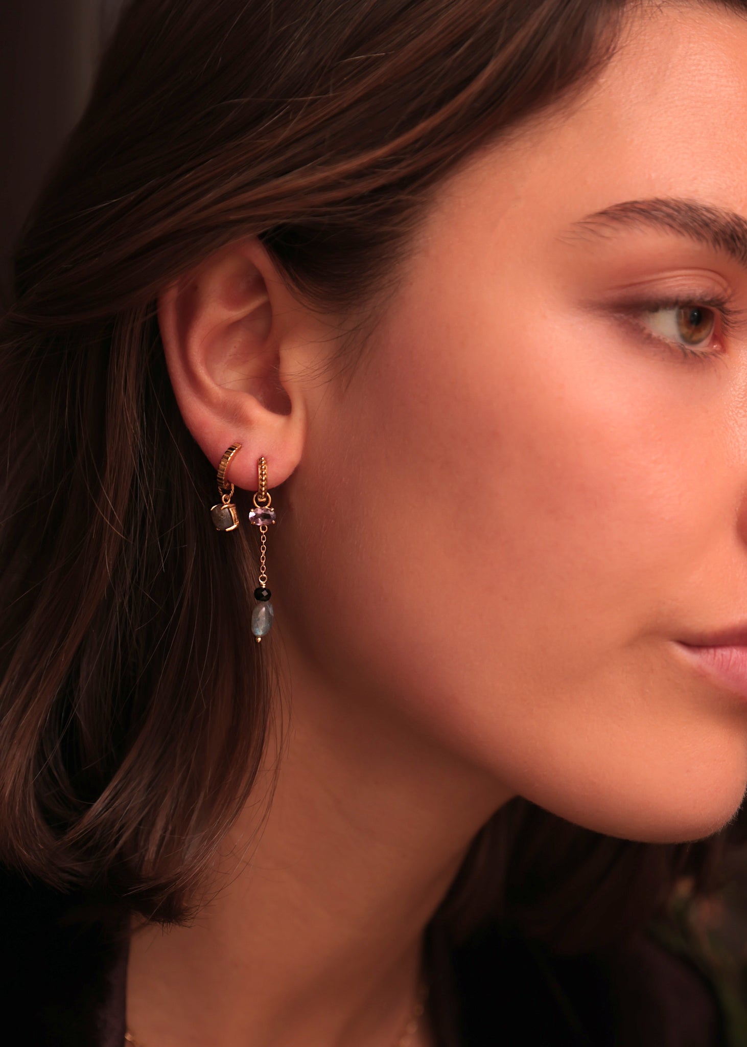 Kvinde med hoop øreringe i guld med labradorit ædelsten fra carré jewellery 