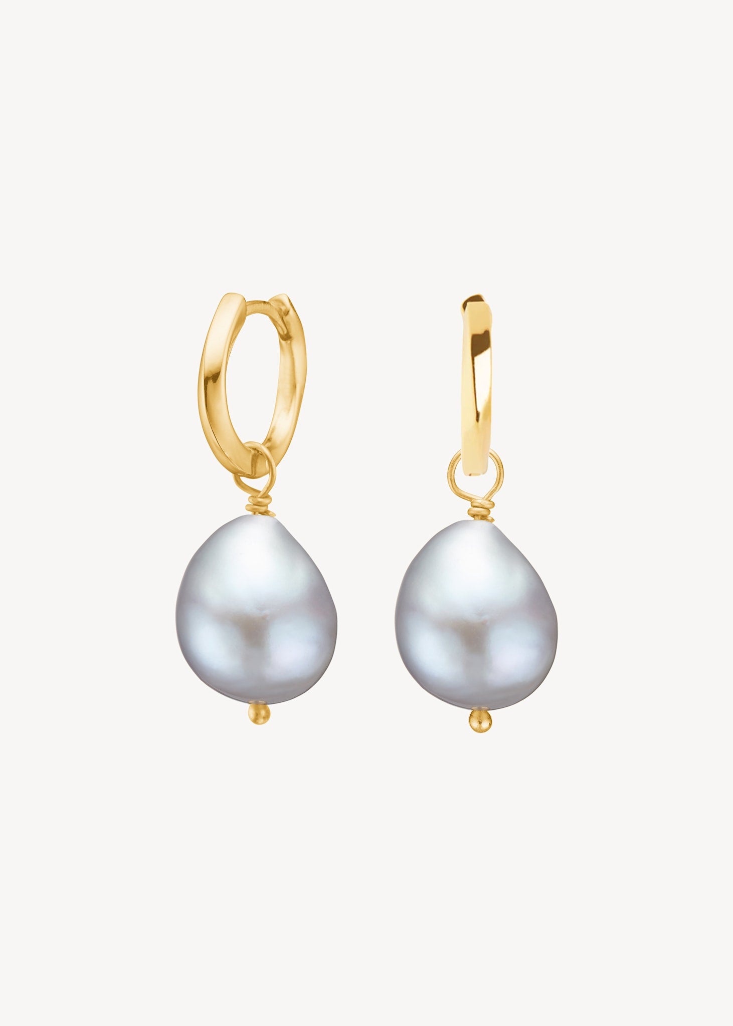 Elegante og enkle øreringe fra carré jewellery i guldbelagt sterling sølv med Grå ferskvandsperler på guld hoops