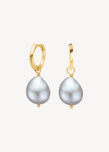 Elegante og enkle øreringe fra carré jewellery i guldbelagt sterling sølv med Grå ferskvandsperler på guld hoops