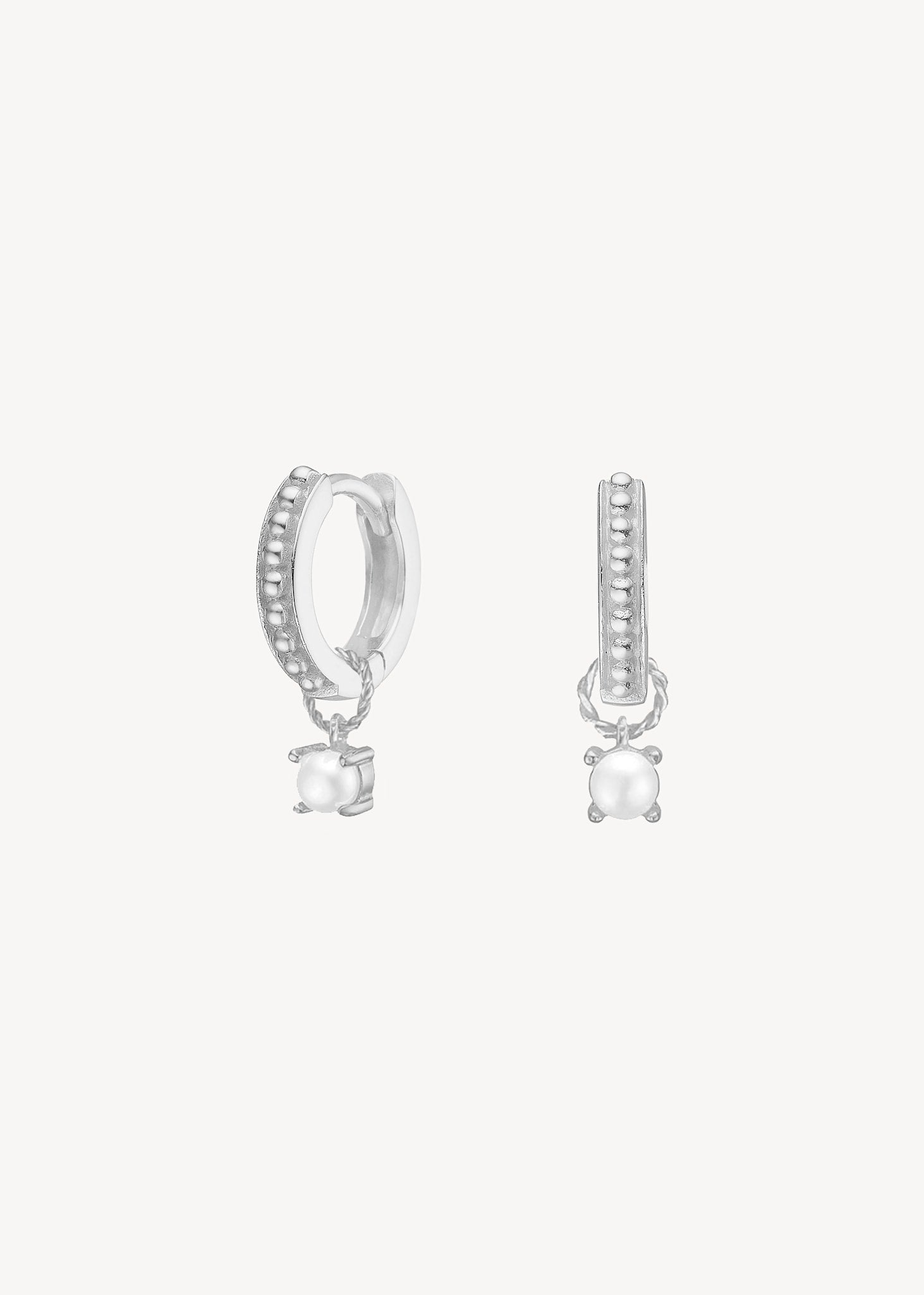 smukke perleøreringe fra carré jewellery med hoops og charms lavet i sterling sølv med byzantisk inspirerede huggie hoops og to charms med hvide ferskvandsperler