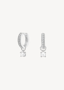 smukke perleøreringe fra carré jewellery med hoops og charms lavet i sterling sølv med byzantisk inspirerede huggie hoops og to charms med hvide ferskvandsperler