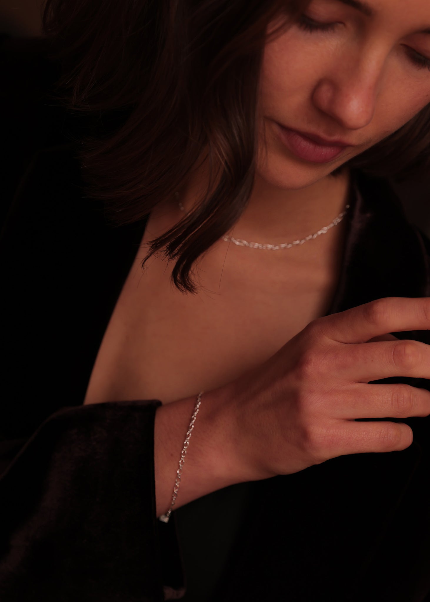 Ung kvinde med det populære wave sæt fra carré jewellery 