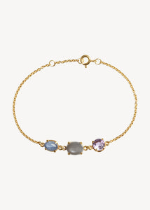 18k guldbelagt sterling sølv kæde armbånd med ametyst, månesten og blå kyanit sten. Shop armbånd i guld med ægte sten på tilbud hos Carré Jewellery.