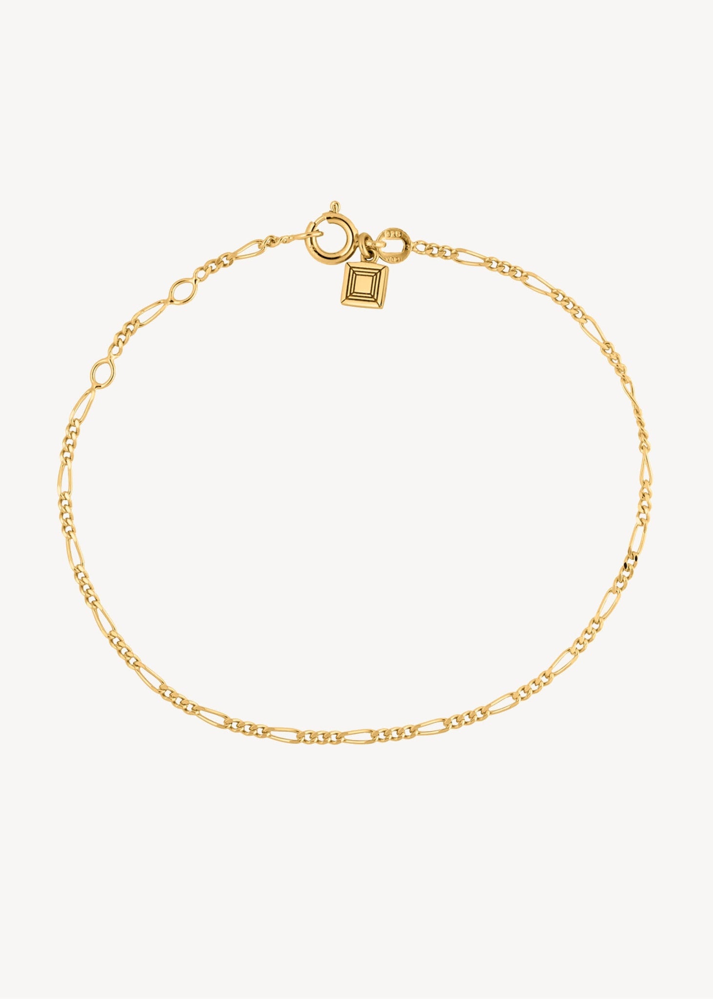 Armbånd i guldbelagt sterling sølv med en klassisk figaro kæde til mænd og kvinder fra carré jewellery, perfekt gave til hende og gave til ham 