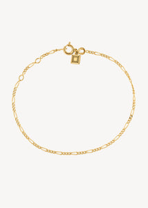Armbånd i guldbelagt sterling sølv med en klassisk figaro kæde til mænd og kvinder fra carré jewellery, perfekt gave til hende og gave til ham 