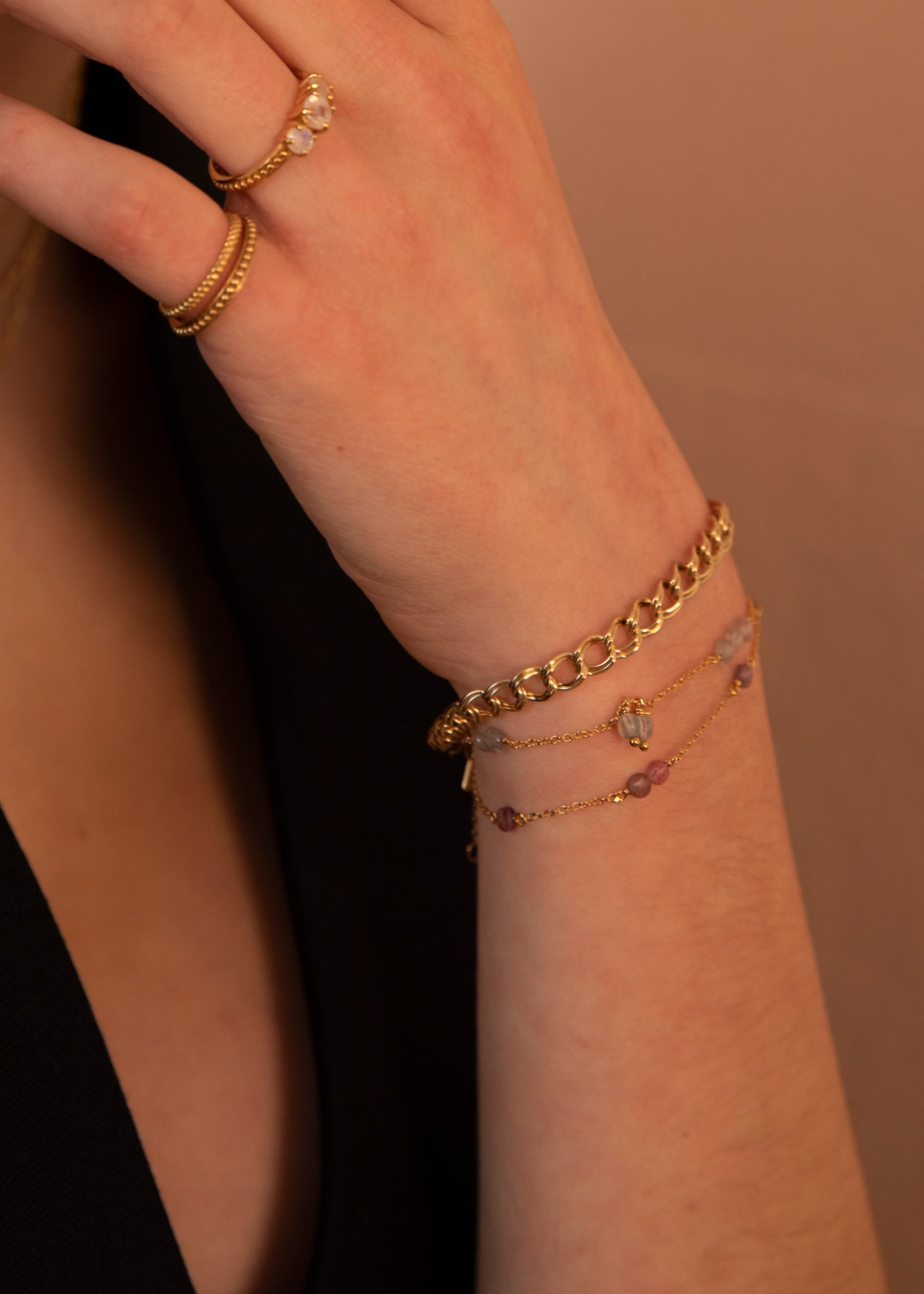 Kvinde med armbånd i guldbelagt sølv med ægte lyserøde turmalin ædelsten 
