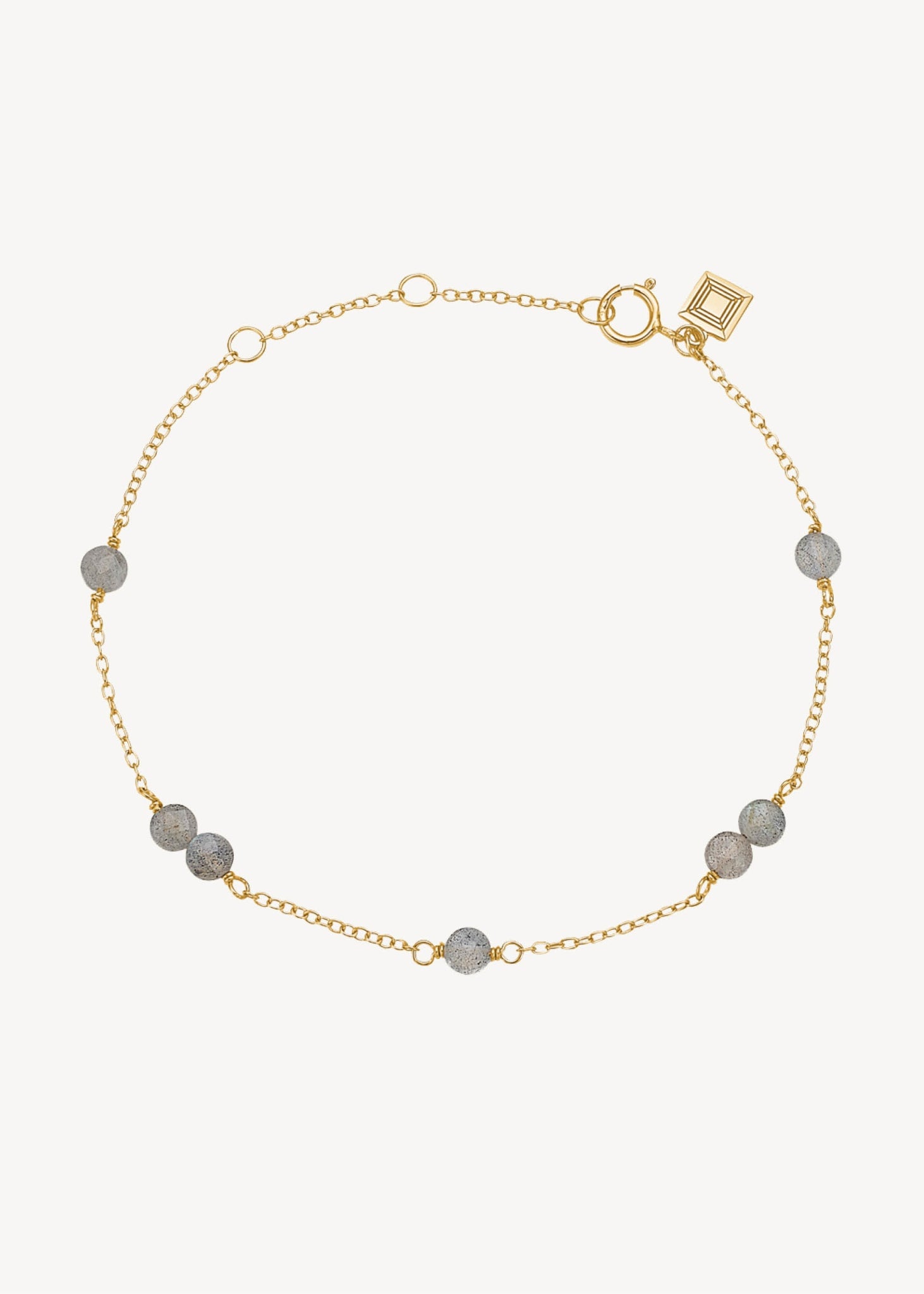 Elegant armbånd i guldbelagt sterling sølv med facetslebne labradorit ædelsten på en tynd guld kæde, perfekt gave til hende under 400 kr
