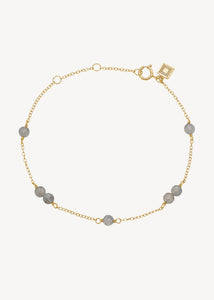 Elegant armbånd i guldbelagt sterling sølv med facetslebne labradorit ædelsten på en tynd guld kæde, perfekt gave til hende under 400 kr