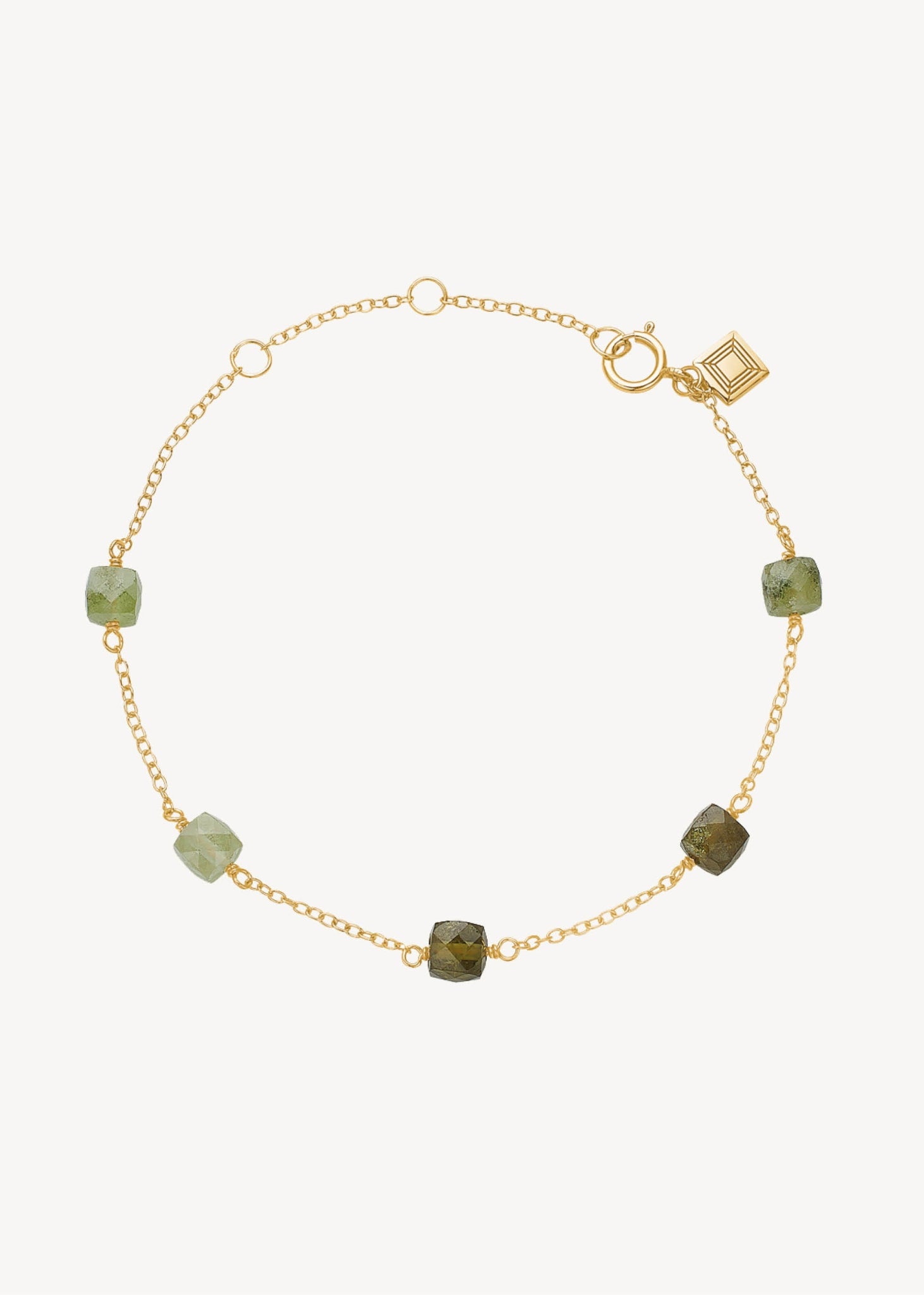 Smukt armbånd i guldbelagt sterling sølv med grønne granat ædelsten på en tynd elegant kæde, perfekt gave til hende med januars fødselssten fra carré jewellery