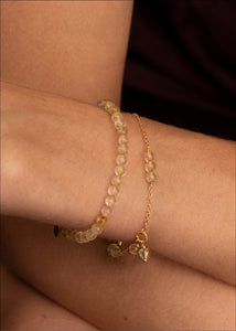 kvinde med armbånd fra carré jewellery med gylden rutil kvarts 