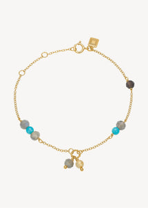 Smukt armbånd i guld med fine kæder og sat med brune kvarts, labradorit, rutil kvarts og turkis ædelsten, perfekt til gaven til hende med ædelsten i guld