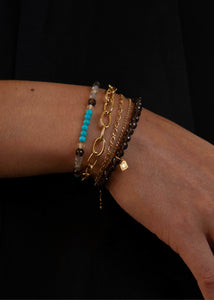 Kvinde med armbånd med ægte ædelsten fra carré jewellery i guld 