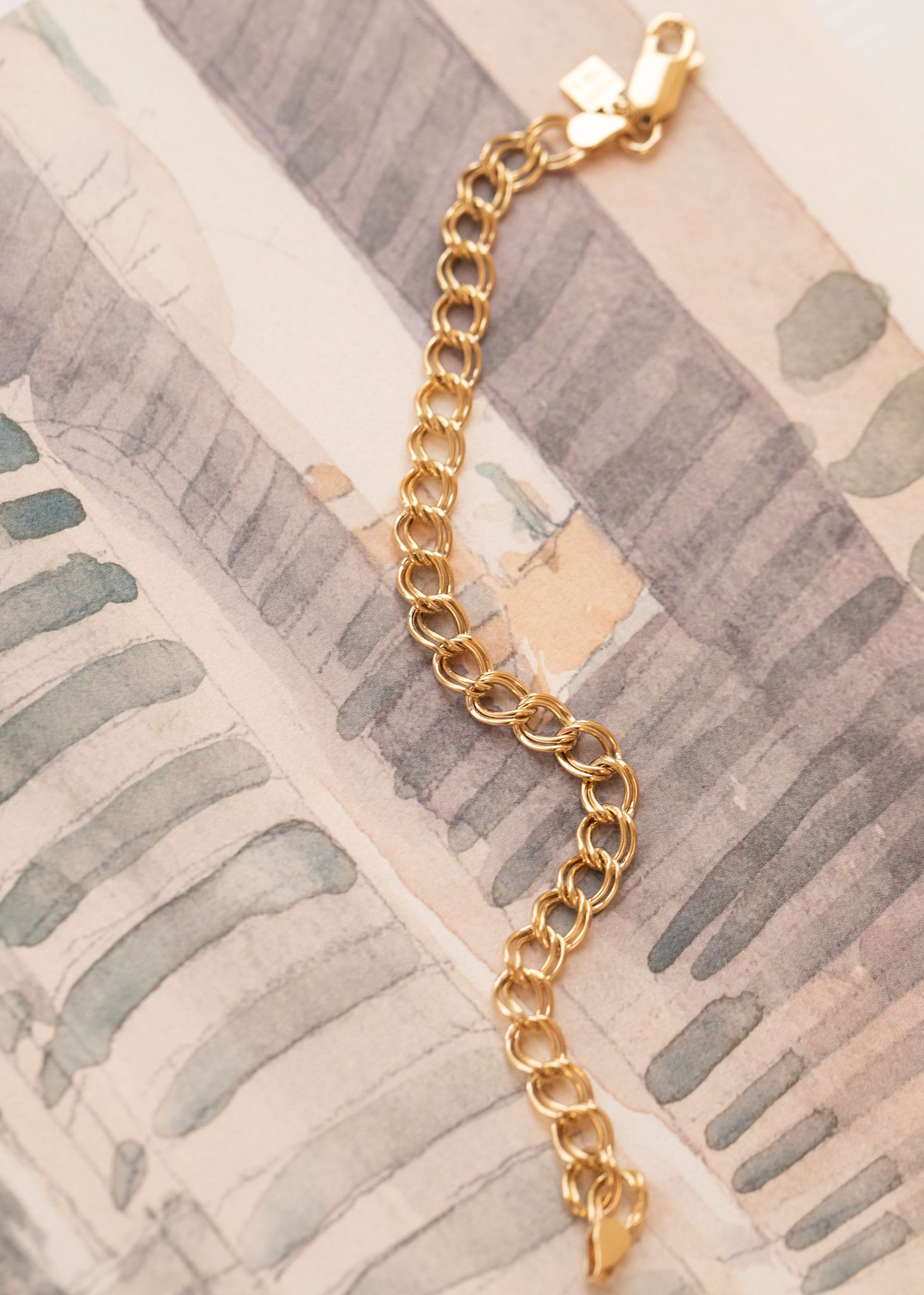 Smukt Dune armbånd fra carré jewellery i guldbelagt sterling sølv med Bismarck led