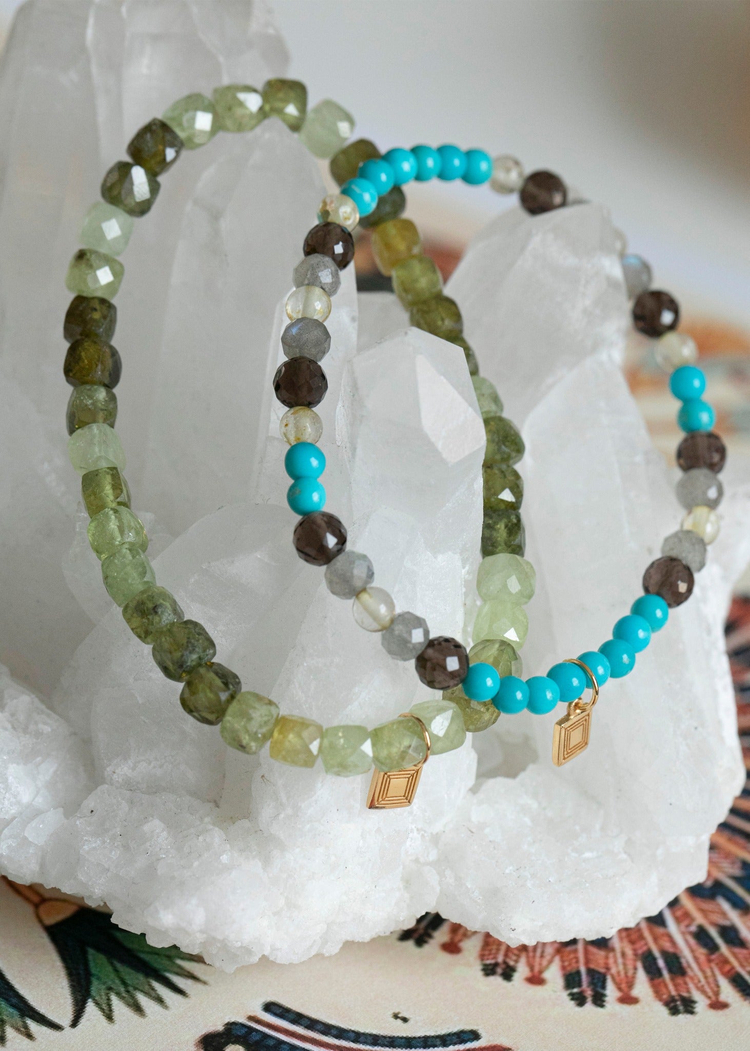 To smukke slip on armbånd med spirituelle ædelsten fra carré jewellery
