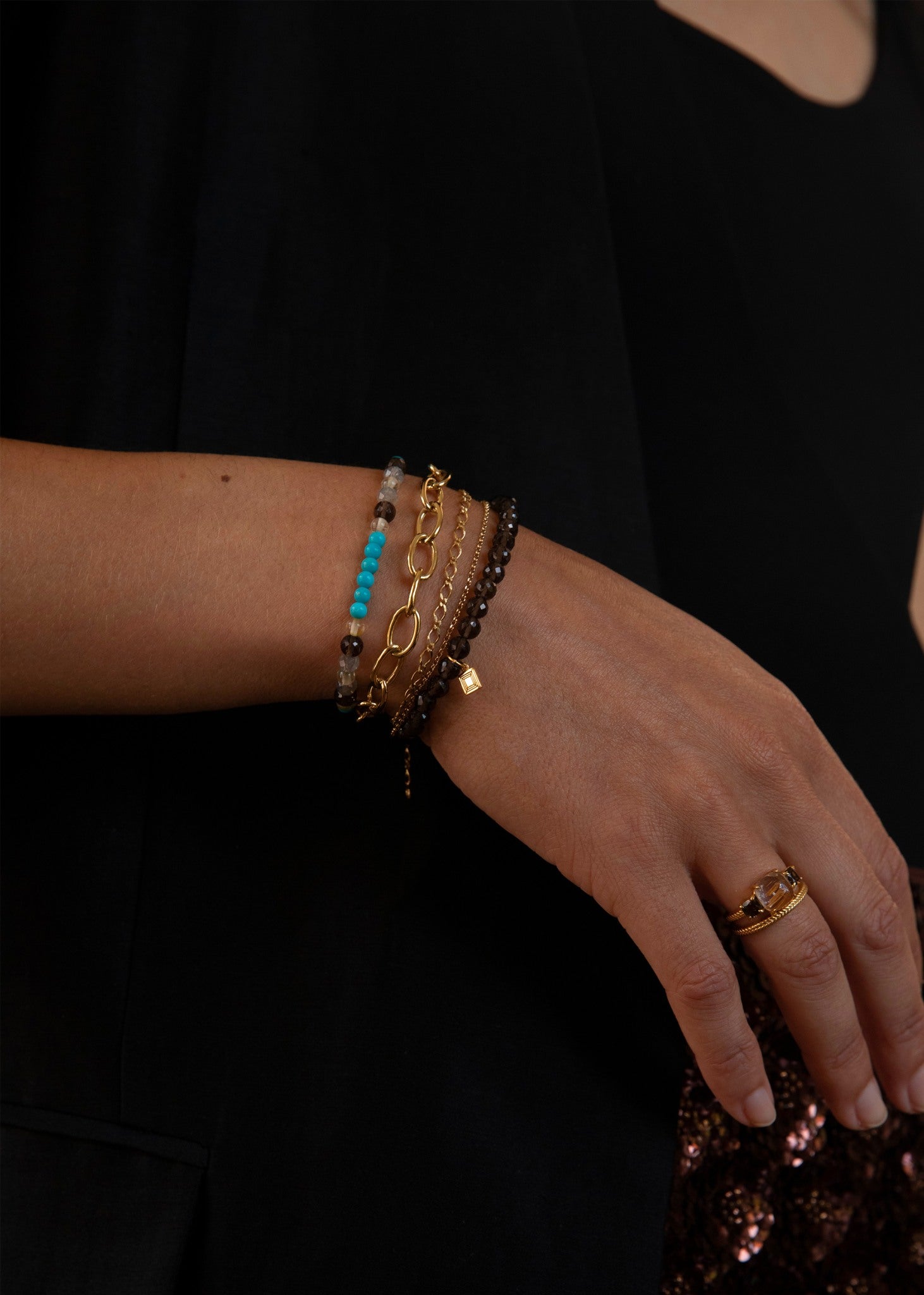 Kvinde med blandede ædelstensarmbånd fra carré jewellery