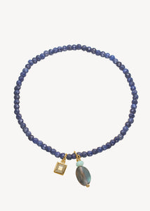 Slip on armbånd fra carré jewellery med facetslebne blå safir ædelsten og et charm med labradorit og chrysopras