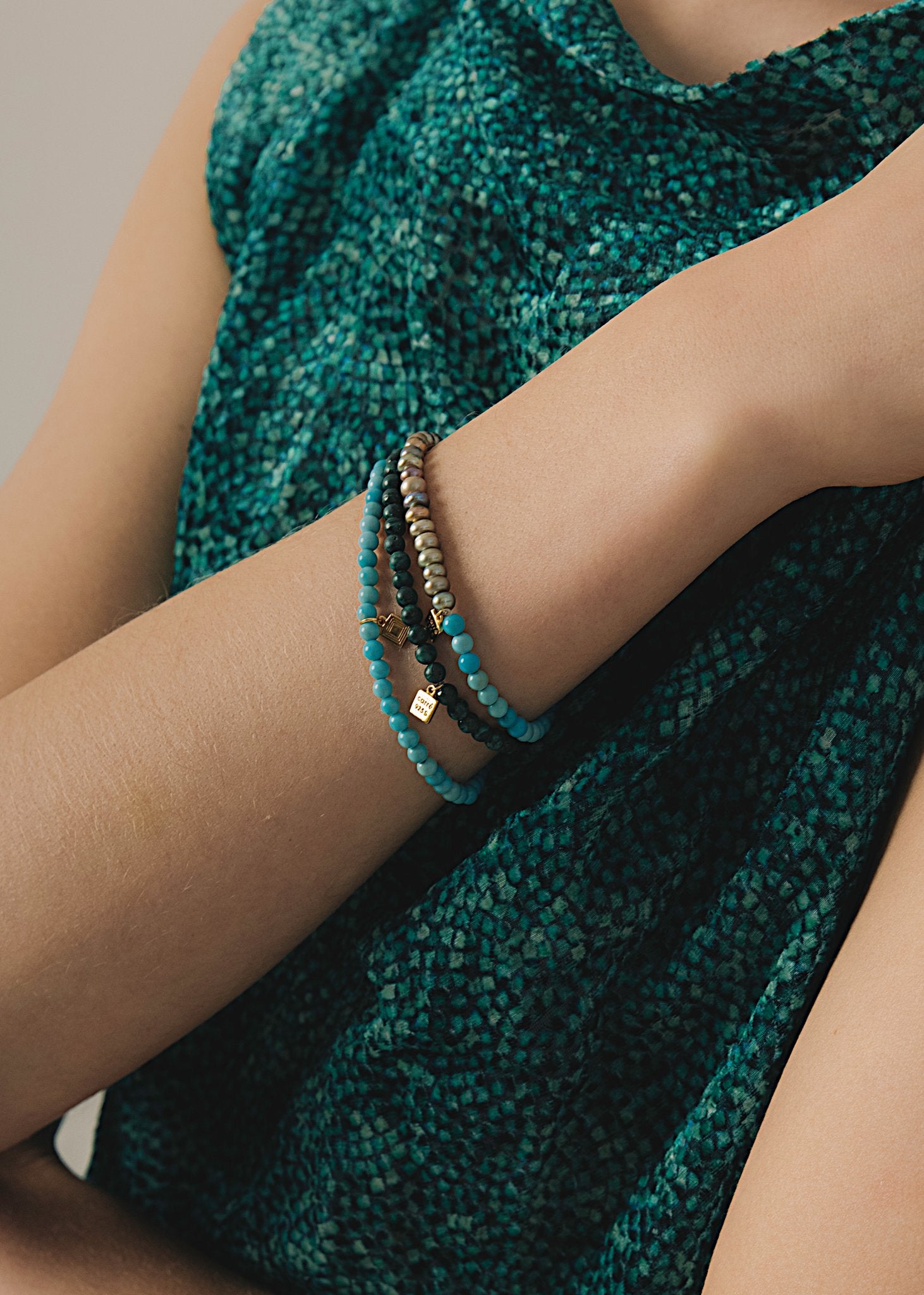 Ung kvinde med ædelstensarmbånd i slip on stil fra carré jewellery 