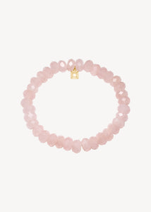 Sødt slip on ædelstens armbånd med pink morganit ædelsten i facet slibning med guld logo tag. Perfekt gave til hende, der elsker lyserød