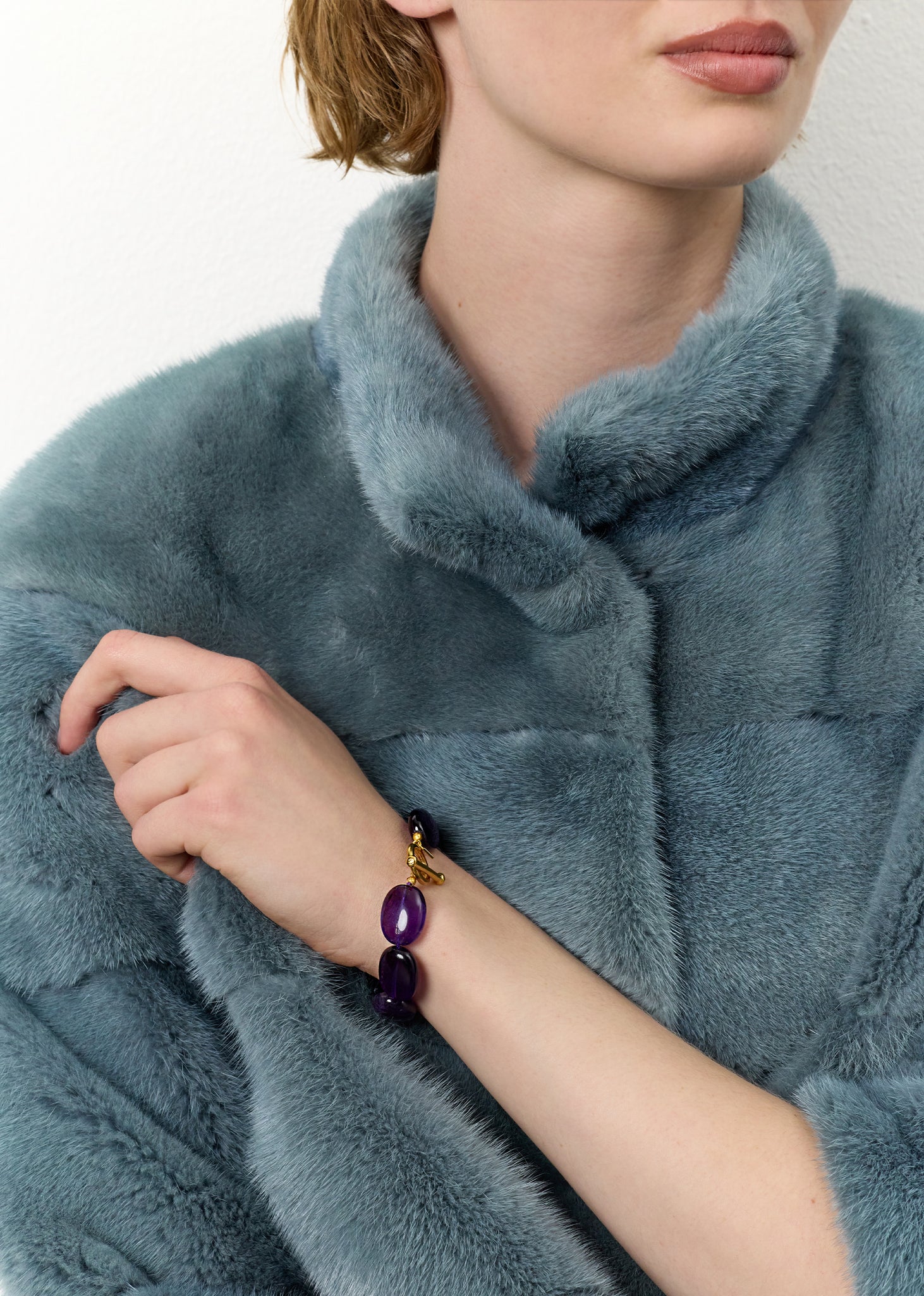 ung kvinde med stort chunky armbånd med runde ametyst ædelsten og t lås fra carré jewellery