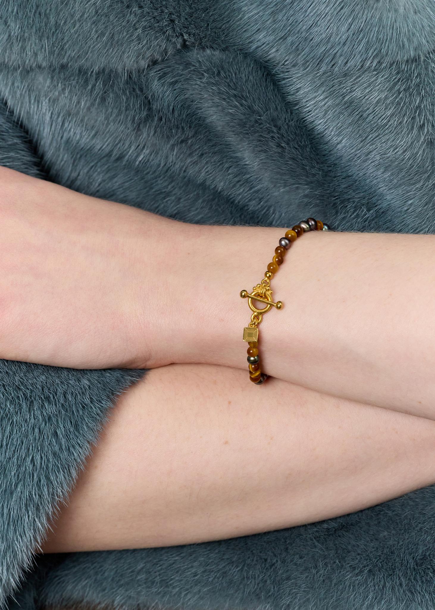 Uma armband med Påfågelfjäderpärlor och Tigeröga - guldpläterad