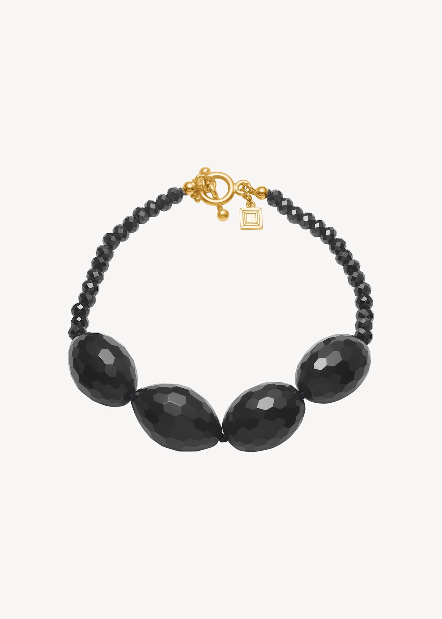 Unikt håndlavet armbånd i guldbelagt sterling sølv fra carré jewellery med store, sort agat ædelsten og mindre sort spinel ædelsten