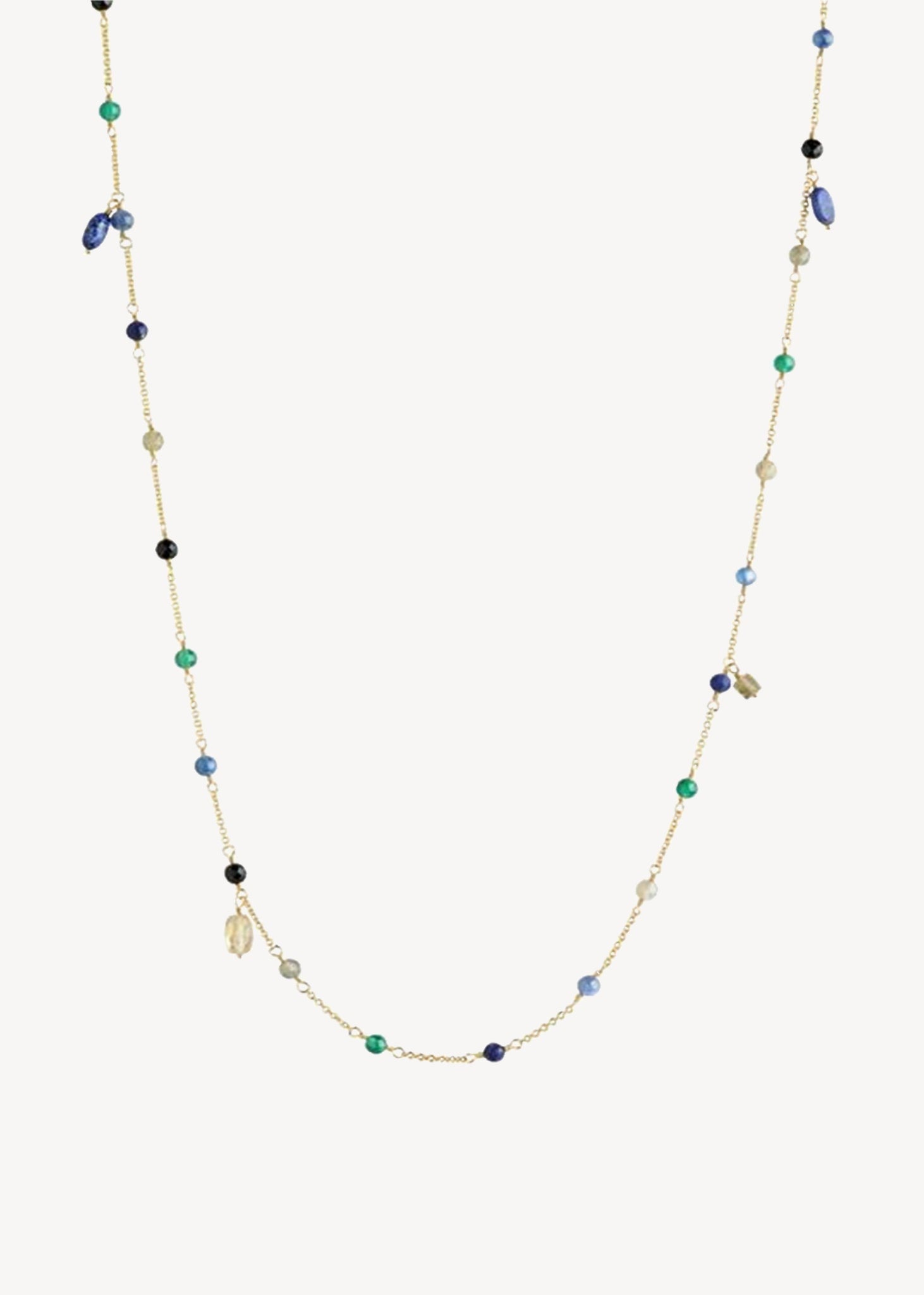 Smuk boho halskæde med blandede ægte ædelsten i blå, grønne og gule farver med lapis lazuli, sort agat, grøn agat, citrin og labradorit ædelsten i en boheme stil - perfekt til sommer smykker, halskæder med sten til ferien og til hverdagshalskæder med spirituelle ædelsten