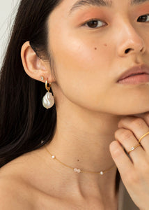 Perlehalskæde til konfirmationen og til bryllupssmykker i choker stil med ferskvandsperler og rosa kvarts ædelsten i guld