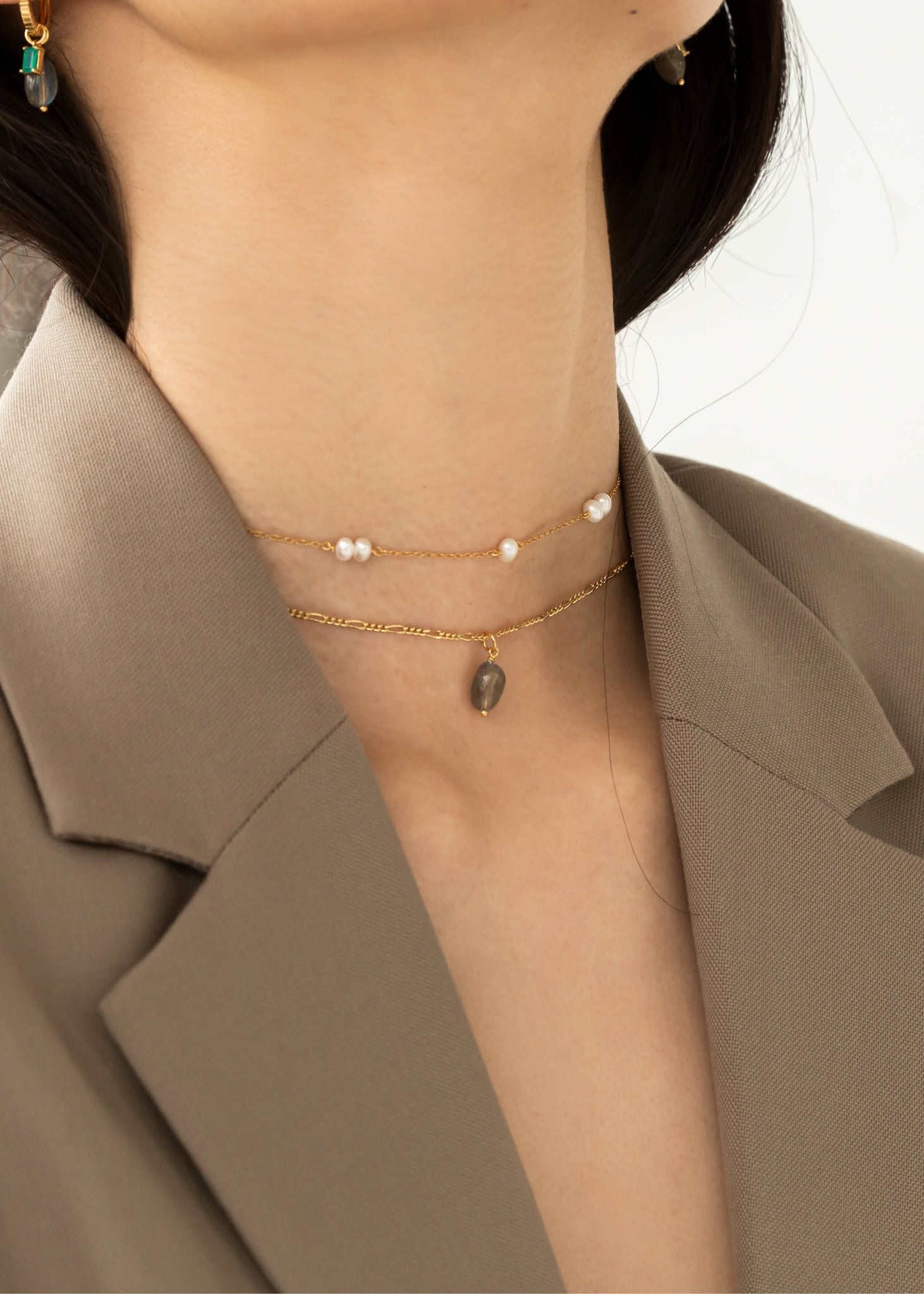 Elegant choker perlehalskæde i guldbelagt sterling sølv med hvide ferskvandsperler til konfirmanden og til bryllup