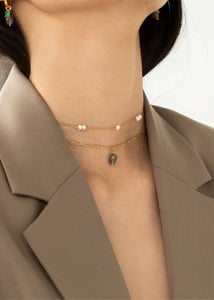Elegant choker perlehalskæde i guldbelagt sterling sølv med hvide ferskvandsperler til konfirmanden og til bryllup