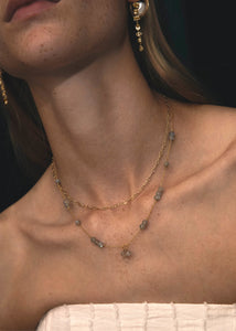 Kvinde med choker halskæde fra carré jewellery i figaro stil i guldbelagt sterling sølv til under 500 kr