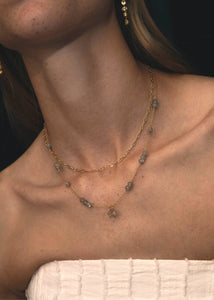 Kvinde med elegante guldbelagte halskæder fra carré jewellery i figaro stil