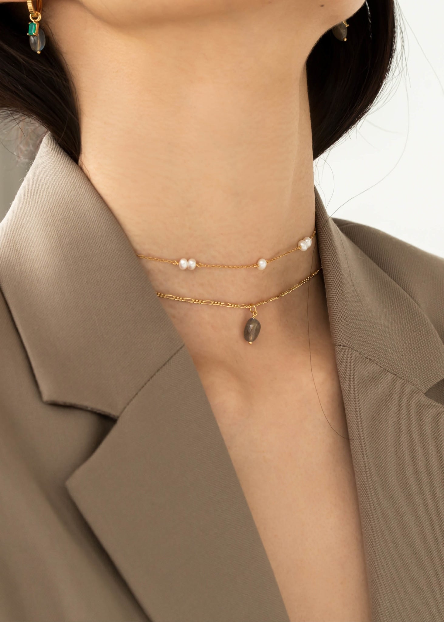 Kvinde med kort figaro halskæde i guld fra carré jewellery 