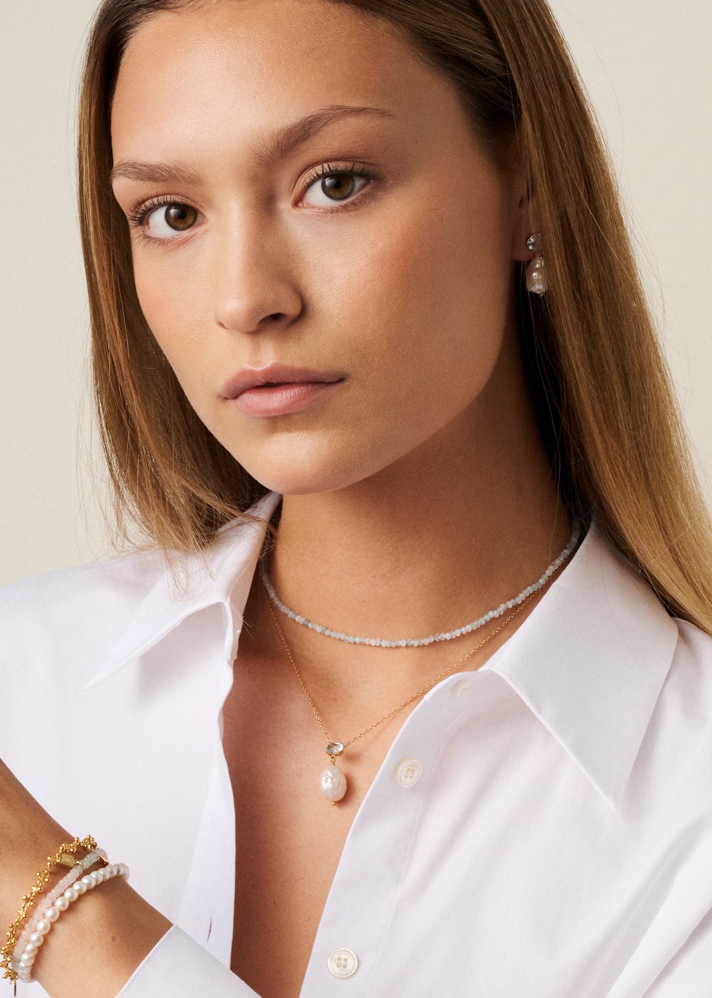 Ung kvinde med perlesmykker med blå topas i guldbelagt sølv fra carré jewellery 