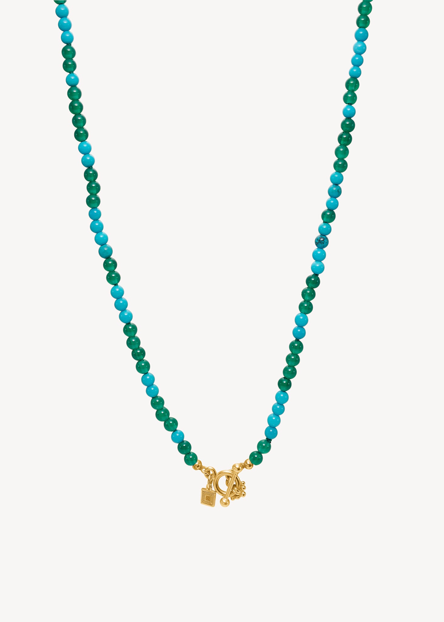 Smuk håndlavet halskæde fra carré jewellery med blå turkis ædelsten og grønne agat ædelsten og en guldbelagt sølv t-lås, der er vintage