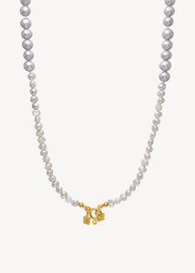 Lotus halsband med Grå Pärlor - guldpläterad