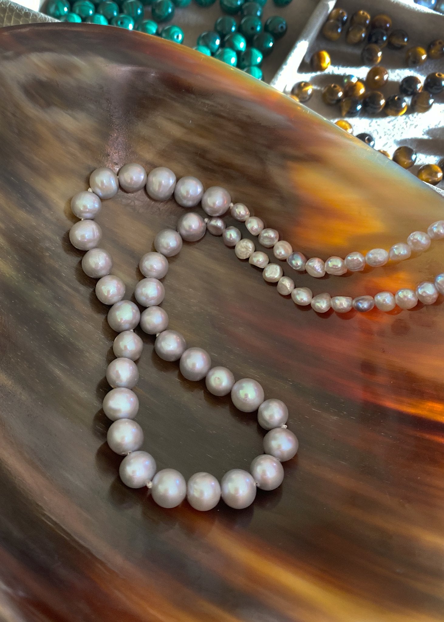 Lotus halsband med Grå Pärlor - guldpläterad