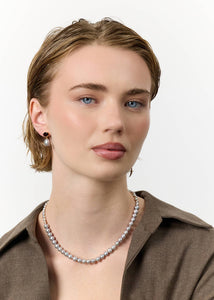 Lotus halsband med Grå Pärlor - guldpläterad