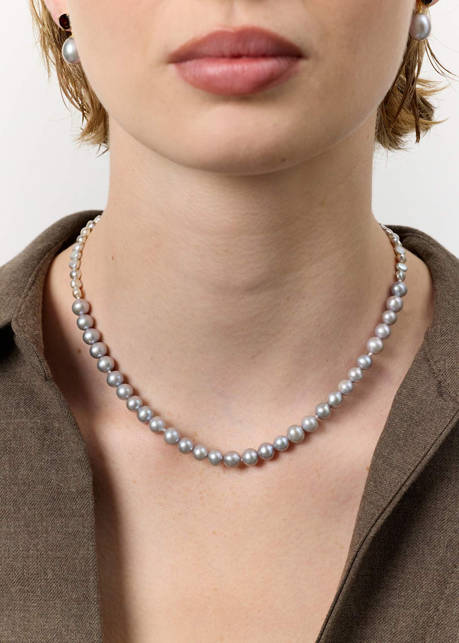 Lotus halsband med Grå Pärlor - guldpläterad