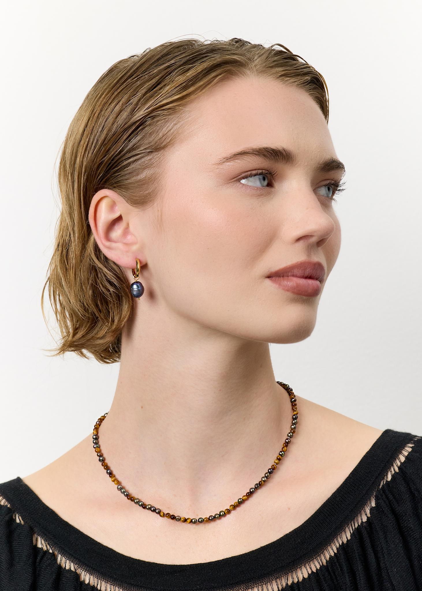 Uma halsband med Påfågel Pärlor och Tigeröga - guldpläterad
