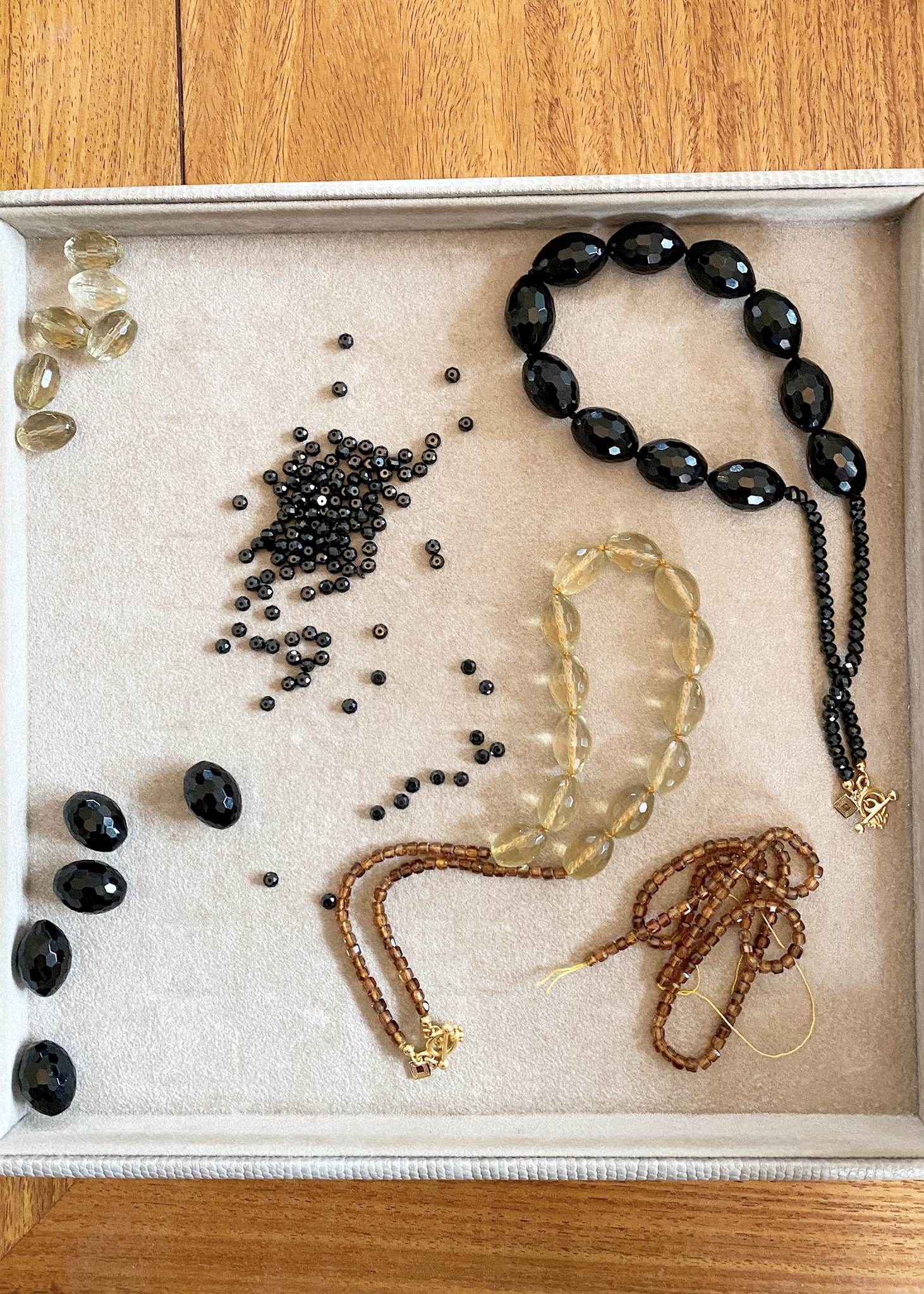 Edith halsband med svart agat och svart spinell - guldpläterad